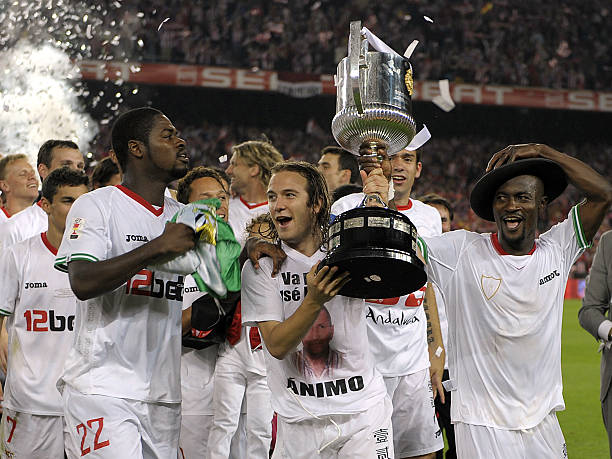 主场球迷欢 主场球迷欢